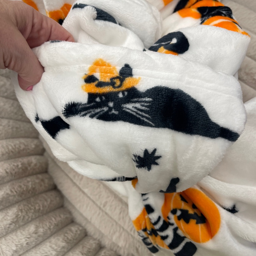 Halloween Black Cats with Pumpkins Witch Cats Mummy Cats Plush Blanket 60x70 NWT - Picture 4 of 4